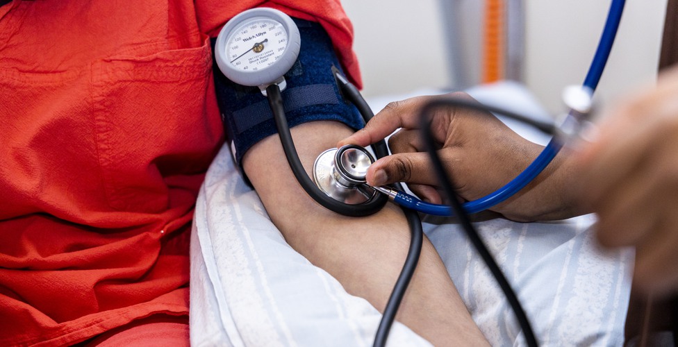 Sjuksköterskestudenter under praktisk övning