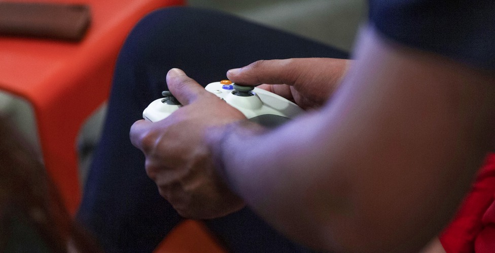 Bild på händer som håller i och spelar tv-spel